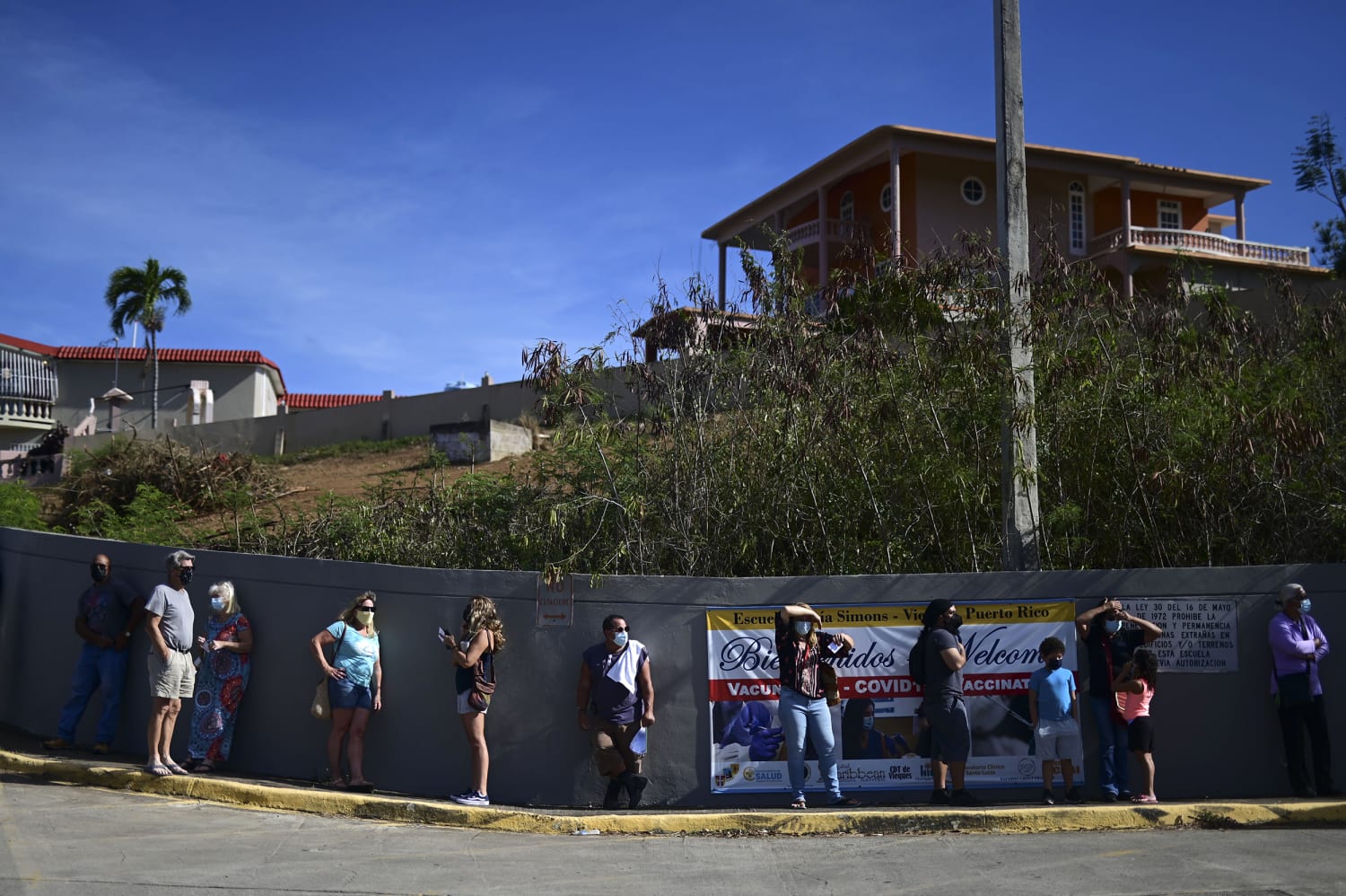 210312-puerto-rico-moderna-vaccine-line-2020-ac-414p